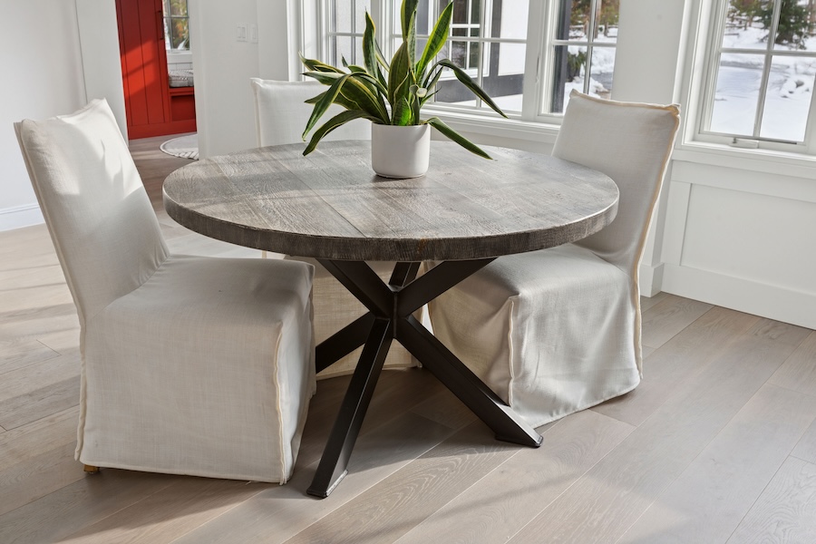 Round dining table